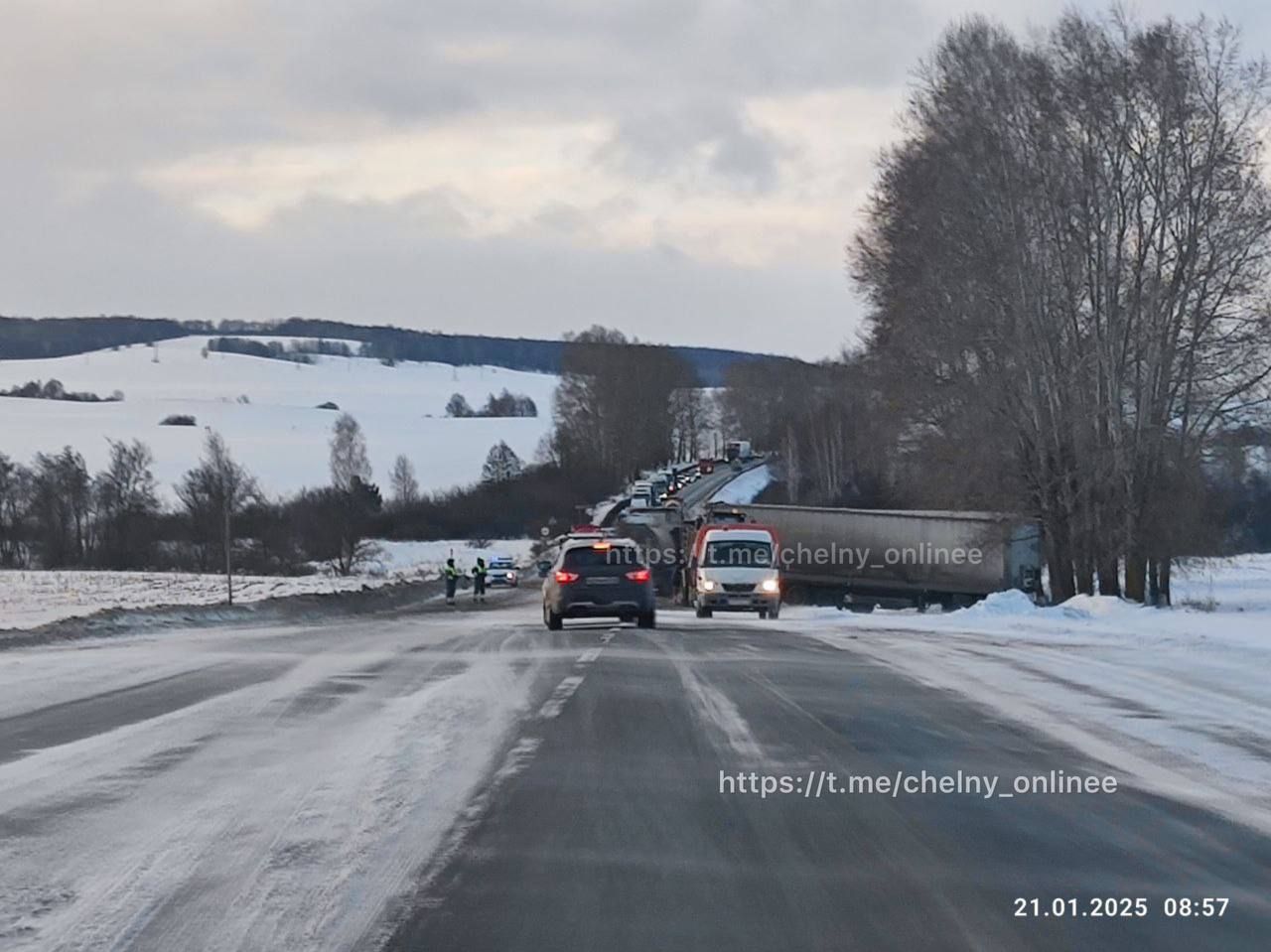 На дороге в Заинск развернуло фуру: образовалась пробка