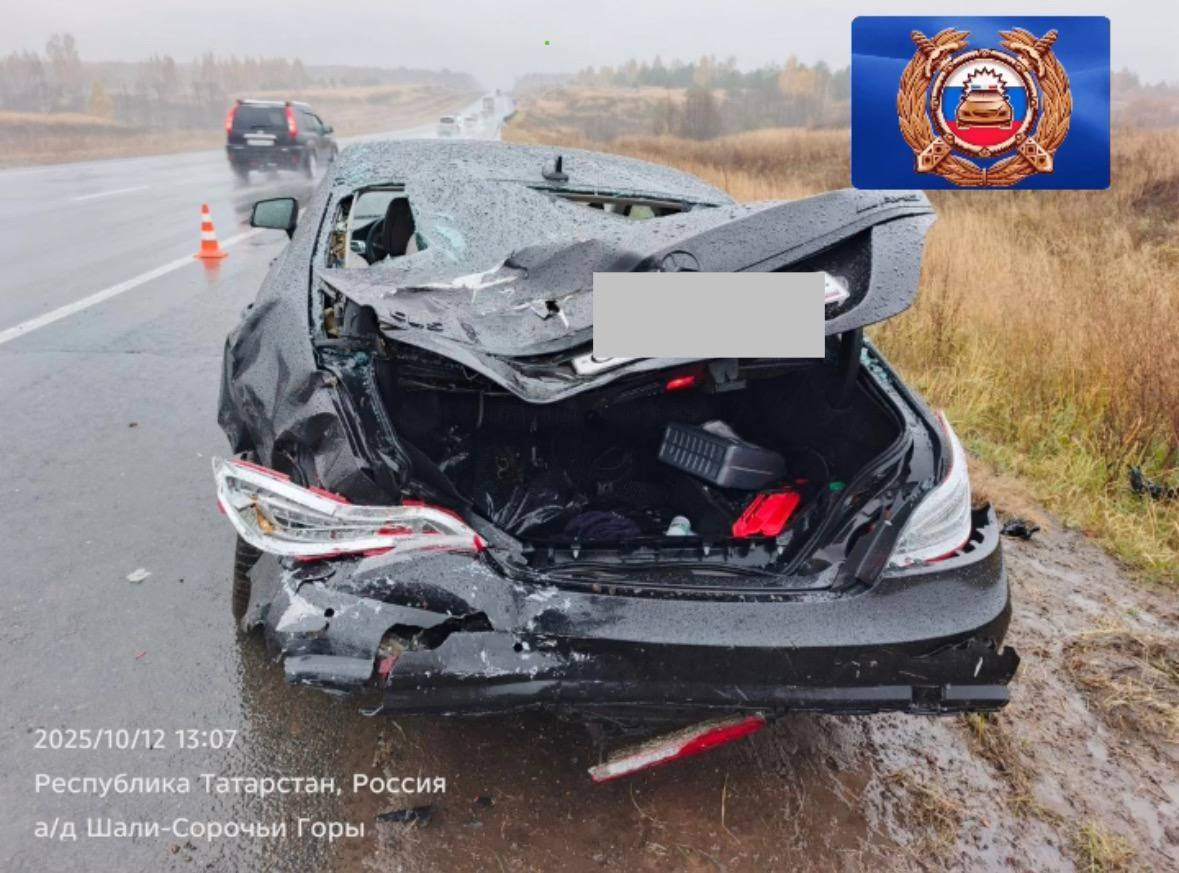 Под Казанью водитель Geely врезался в припаркованный Mercedes на трассе