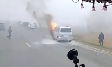 В Елабуге во время движения загорелся микроавтобус