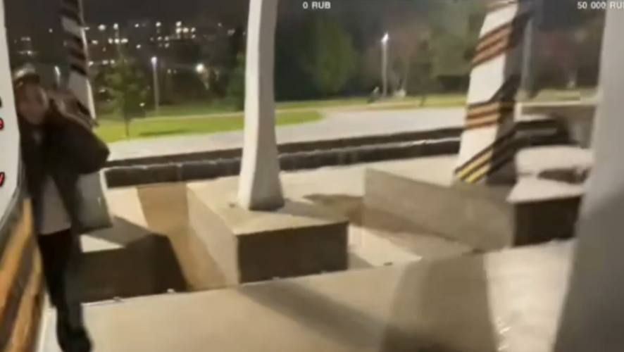 Установлены личности подростков, осквернивших фонтан с Георгиевской лентой