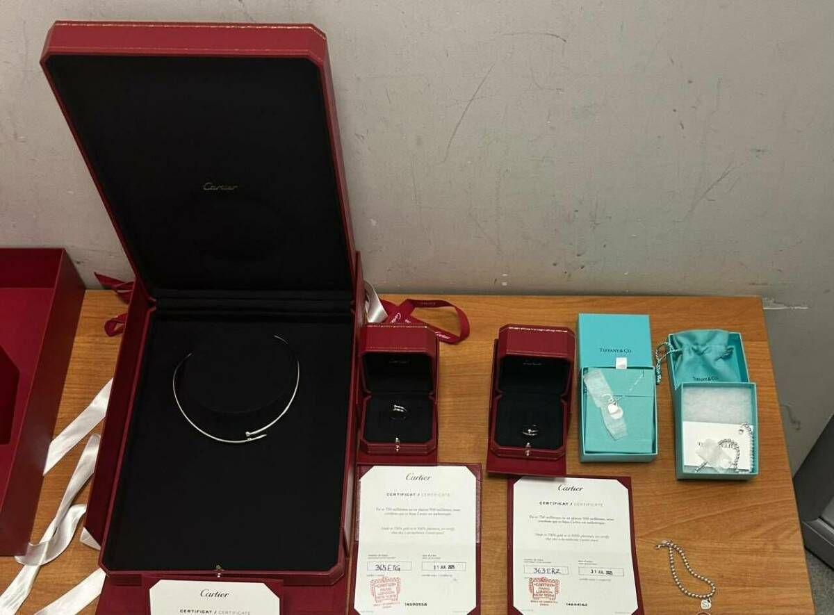 Жительницу Татарстана судят за контрабанду ювелирных украшений на 1,6 млн рублей