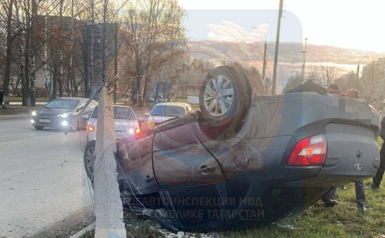 В Нижнекамске 19-летний водитель Лады погиб, опрокинувшись на дороге