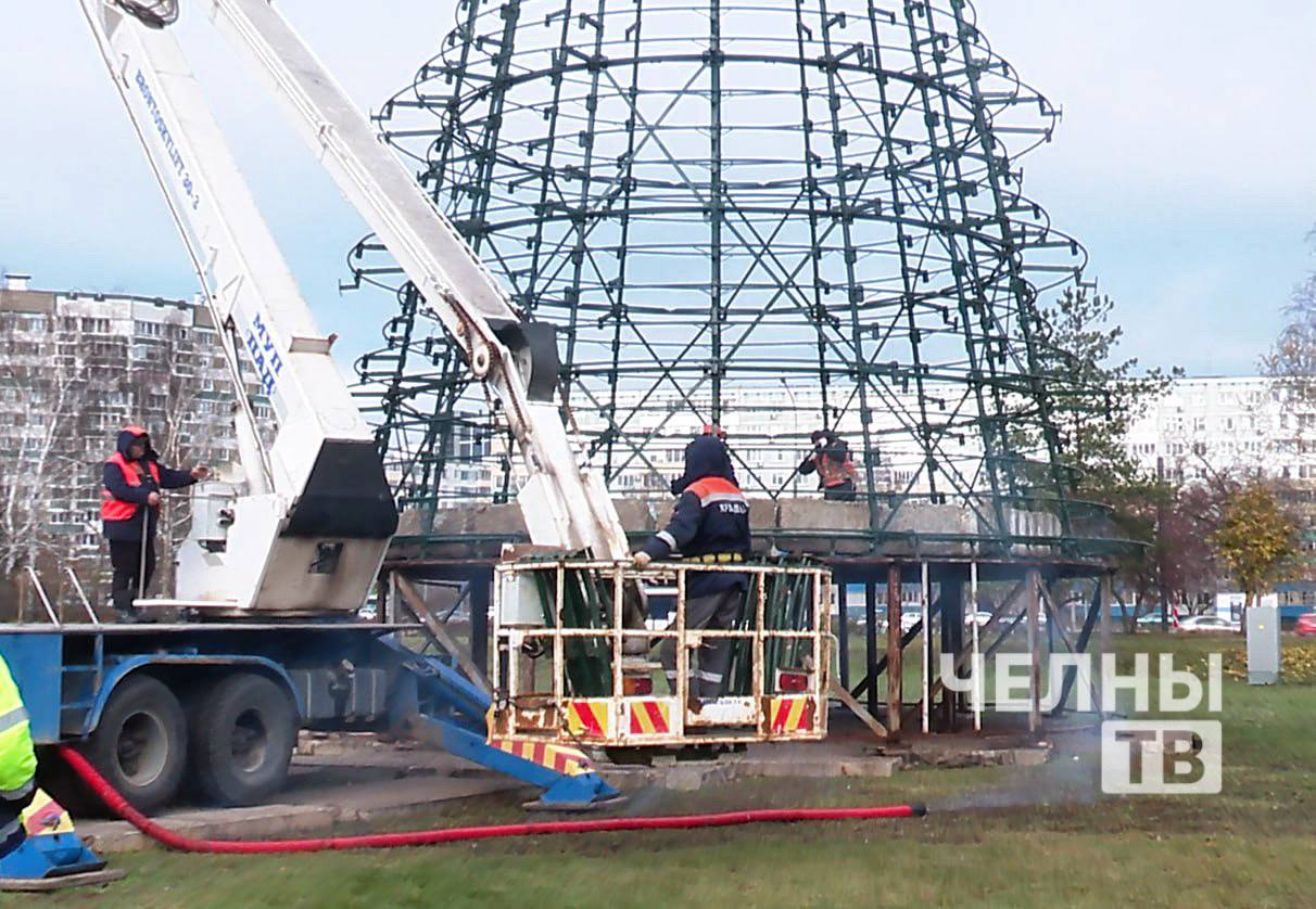 В Набережных Челнах начали устанавливать главную новогоднюю ёлку