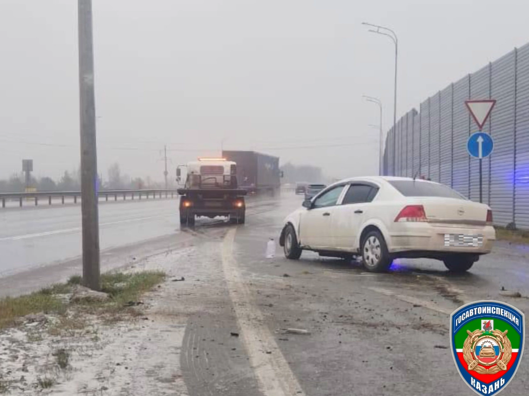 Под Казанью иномарка врезалась в шумоизоляционный забор, есть пострадавший