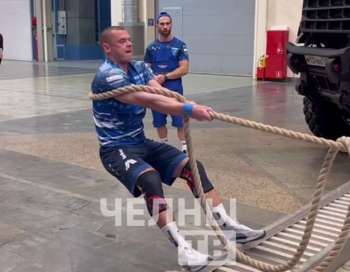 Гиннессовский силач Денис Вовк испытал себя на КАМАЗе в Челнах