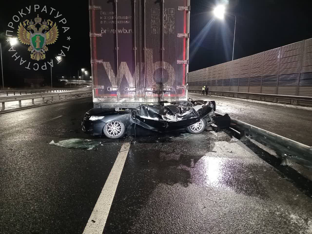 Под Челнами произошло смертельное ДТП: легковушка въехала под большегруз