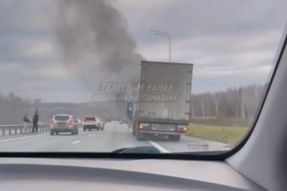На трассе М7 под Казанью спасли водителя из горящей фуры