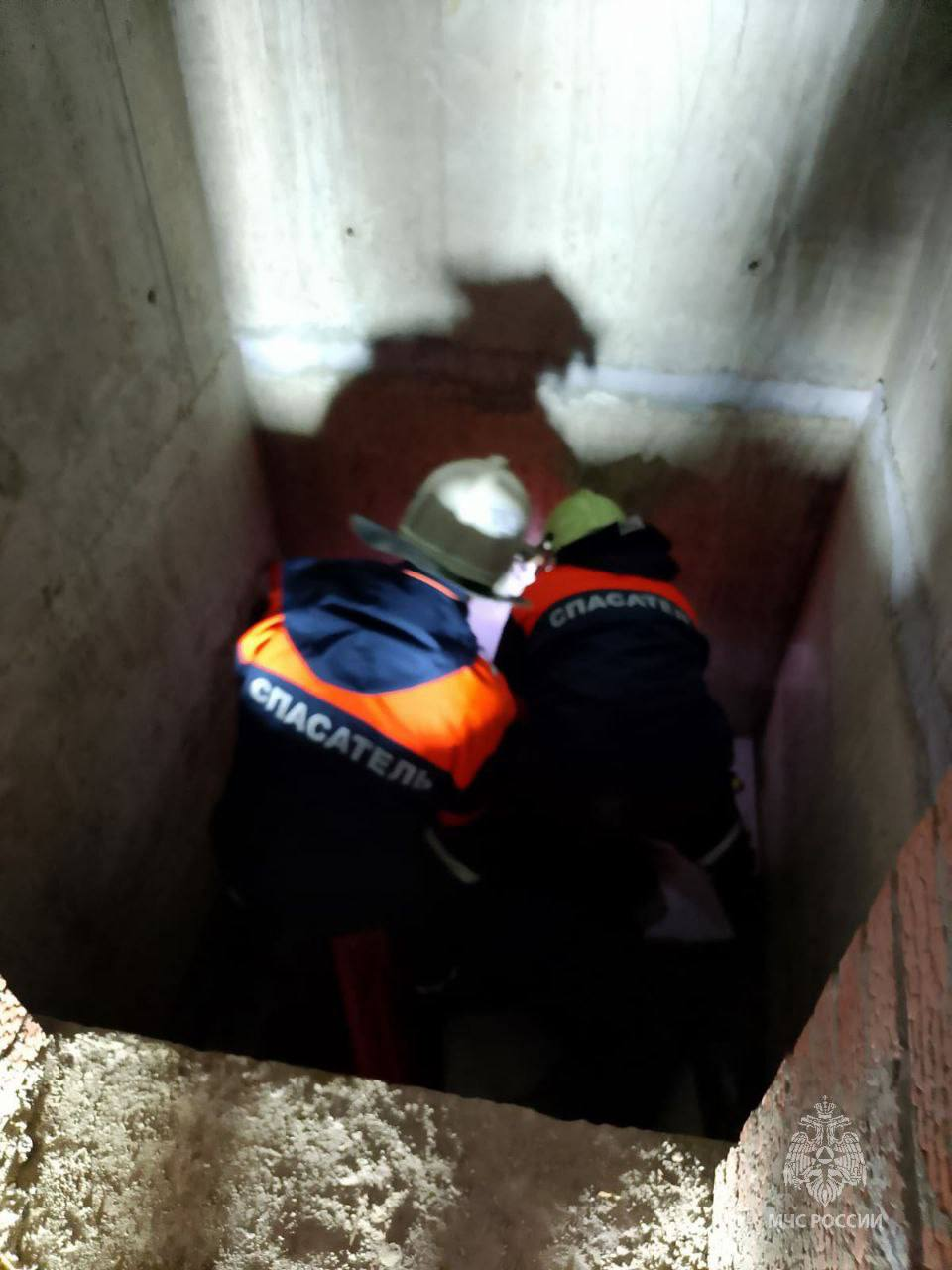 В Казани спасатели подняли рабочего после падения в шахту лифта