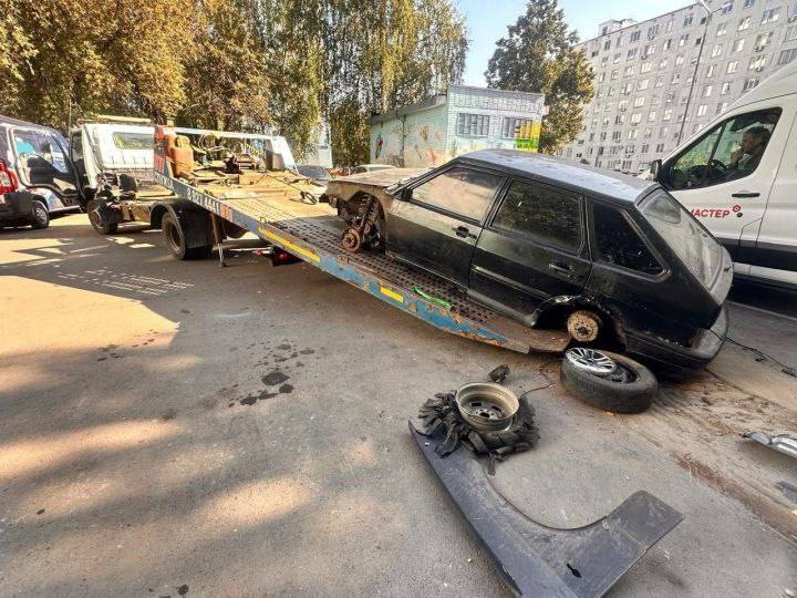 В Челнах 17-летний подросток разобрал чужой ВАЗ, решив, что он брошен