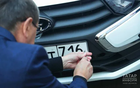 Водителя лишили прав за нестандартные номера без флага РФ и с жирным шрифтом