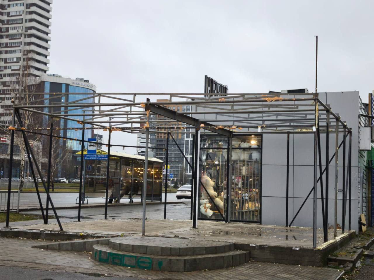 В Челнах снесли незаконный павильон на остановке «45-й комплекс»