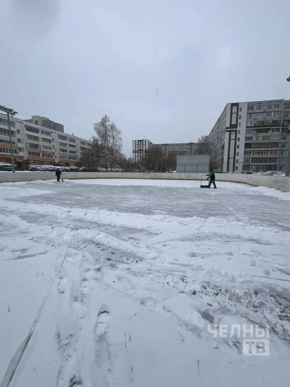 В Набережных Челнах начали заливать дворовые катки к зимнему сезону