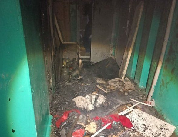 В Лениногорске из-за пожара в подъезде эвакуировали жильцов многоэтажки