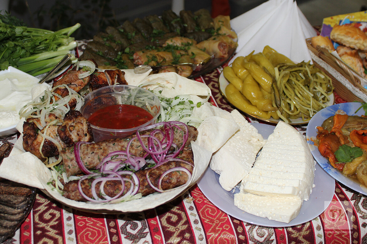 Новогодний стол на четверых в 2025 году обойдется в 10 тысяч рублей