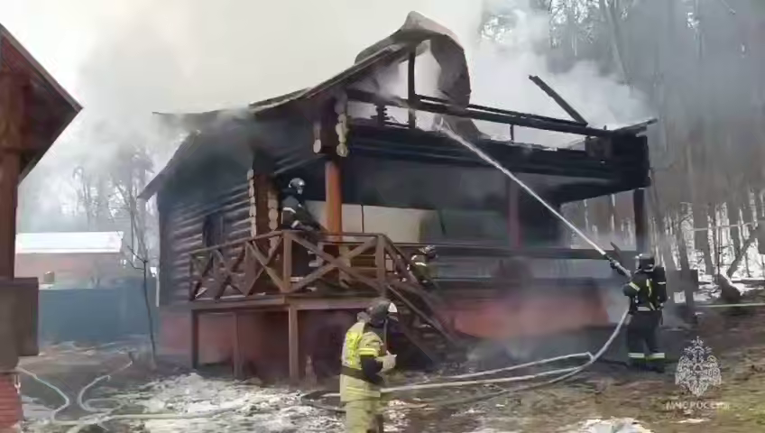 Пожарные потушили горящий дом на базе отдыха в Зеленом бору