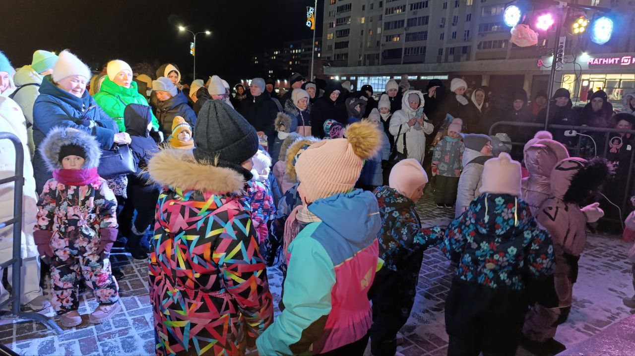 На Бумажников открыли главную новогоднюю ёлку поселка ЗЯБ