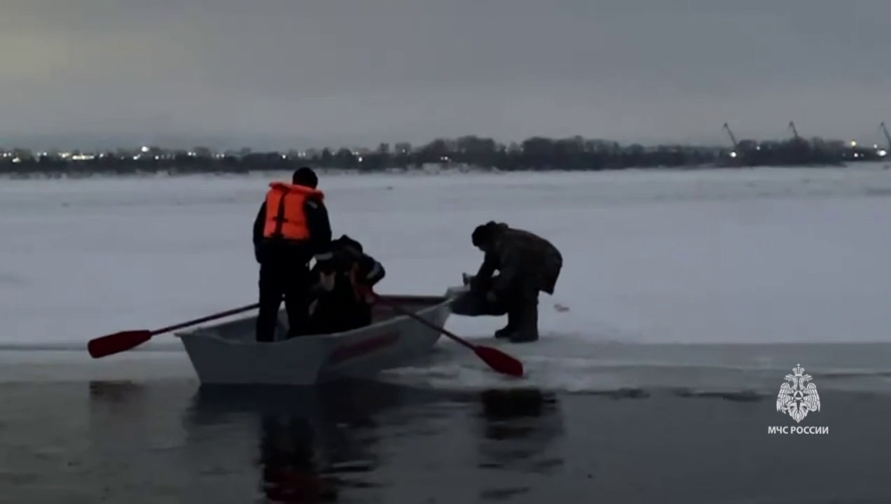 В Челнах спасли 65-летнего рыбака, застрявшего на льду Камы