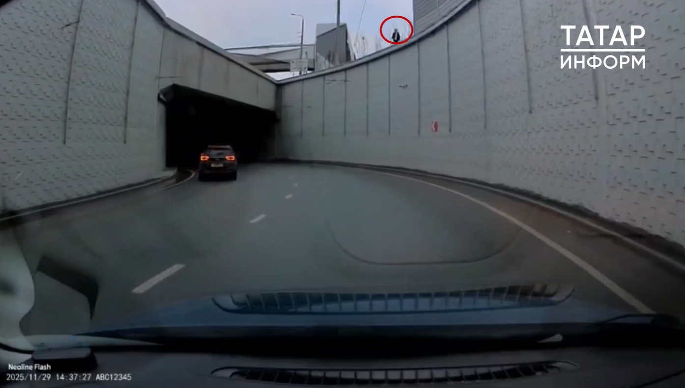 Дети бегают по бортику развязки в Казани, угрожая жизни на проезжей части