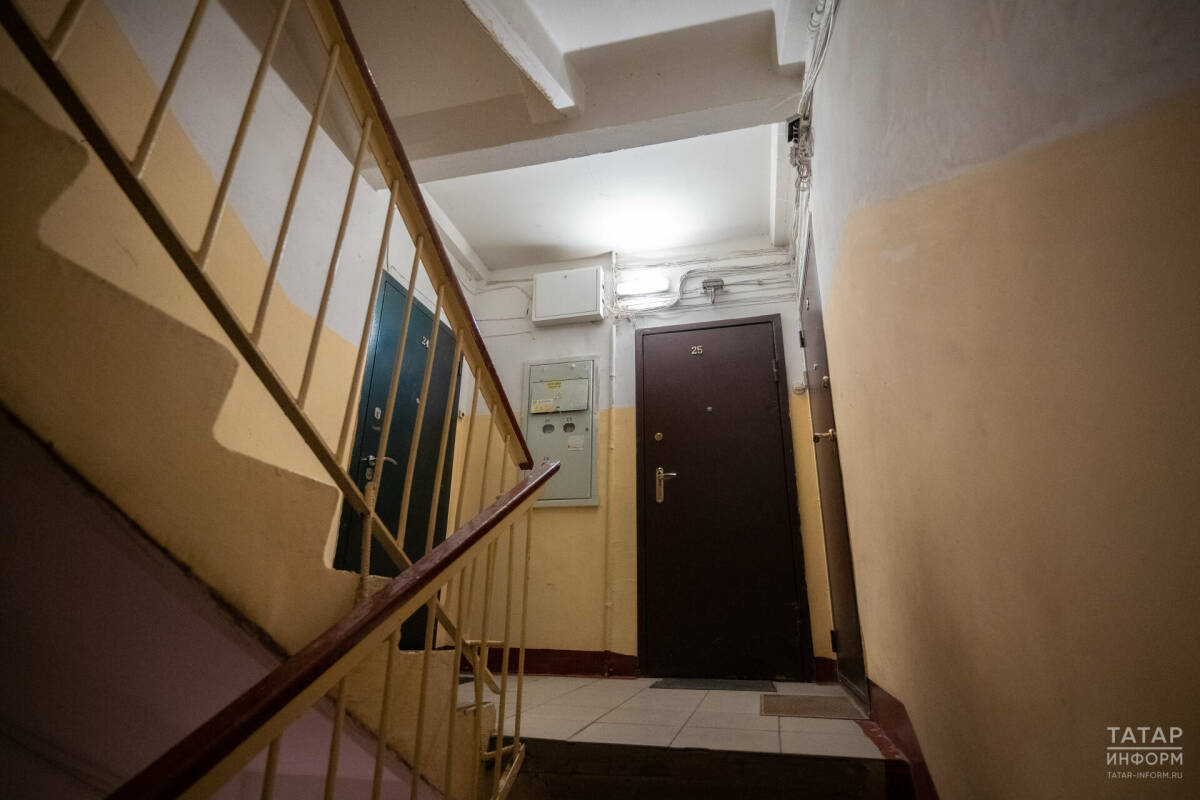 В Казани спасатели освободили мужчину, застрявшего в подъезде