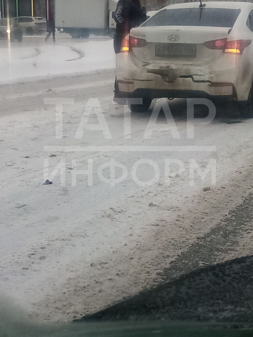 В Казани на улице Зорге грузовик врезался в легковой автомобиль