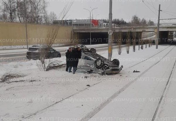 В Челнах легковушка перевернулась на трамвайных путях и заблокировала движение
