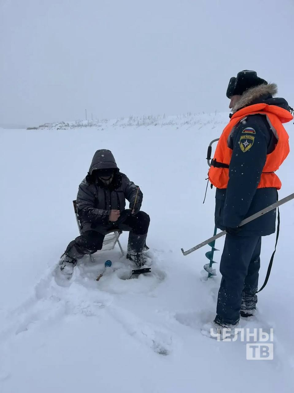 Водителей и рыболовов предупреждают: выход на лед опасен