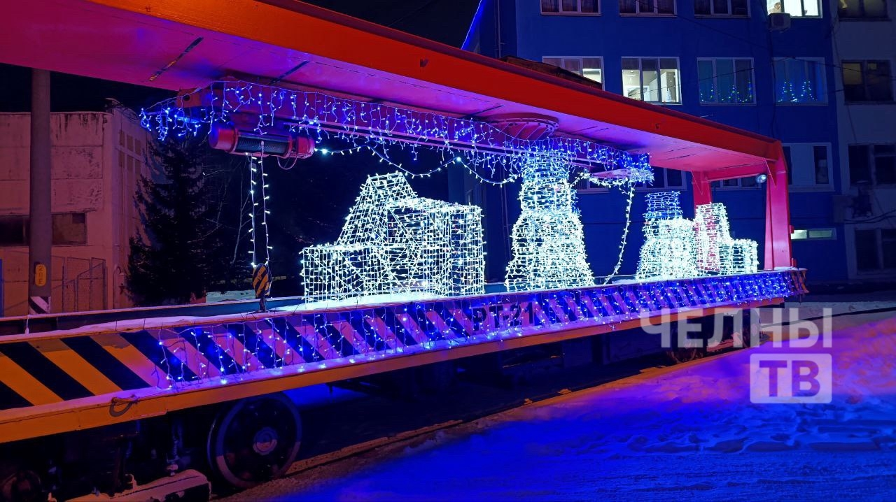 В Челнах курсируют празднично украшенные трамваи и автобусы