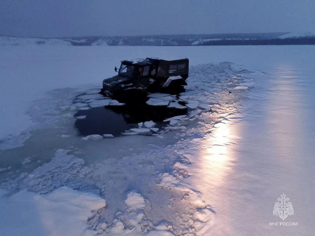 На Каме в Татарстане двое рыбаков провалились под лёд на вездеходе