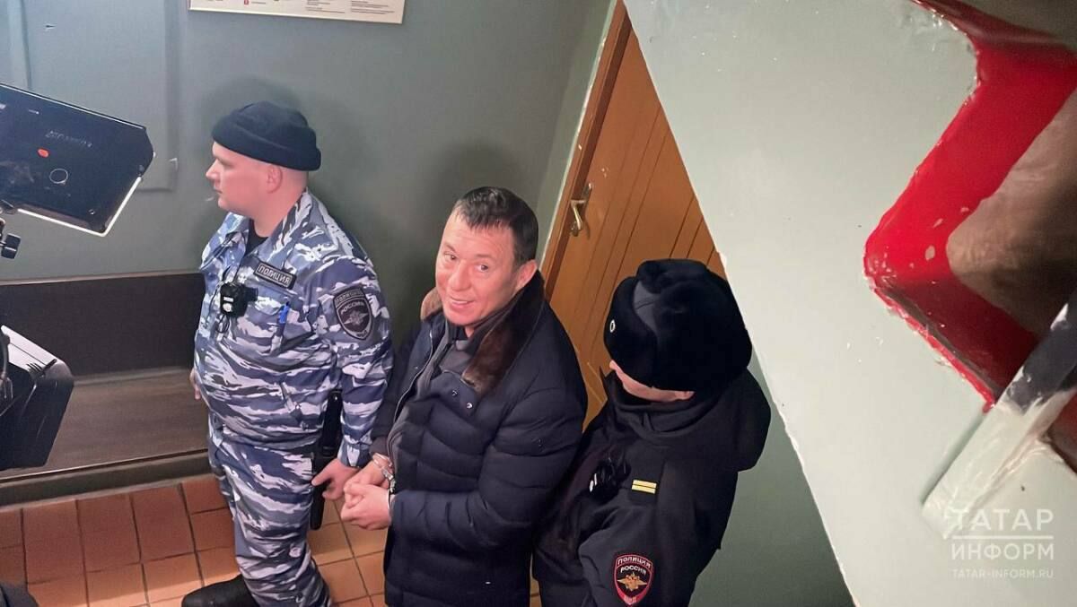 Экс-главу Нижнекамска Рамиля Муллина доставили в суд Челнов