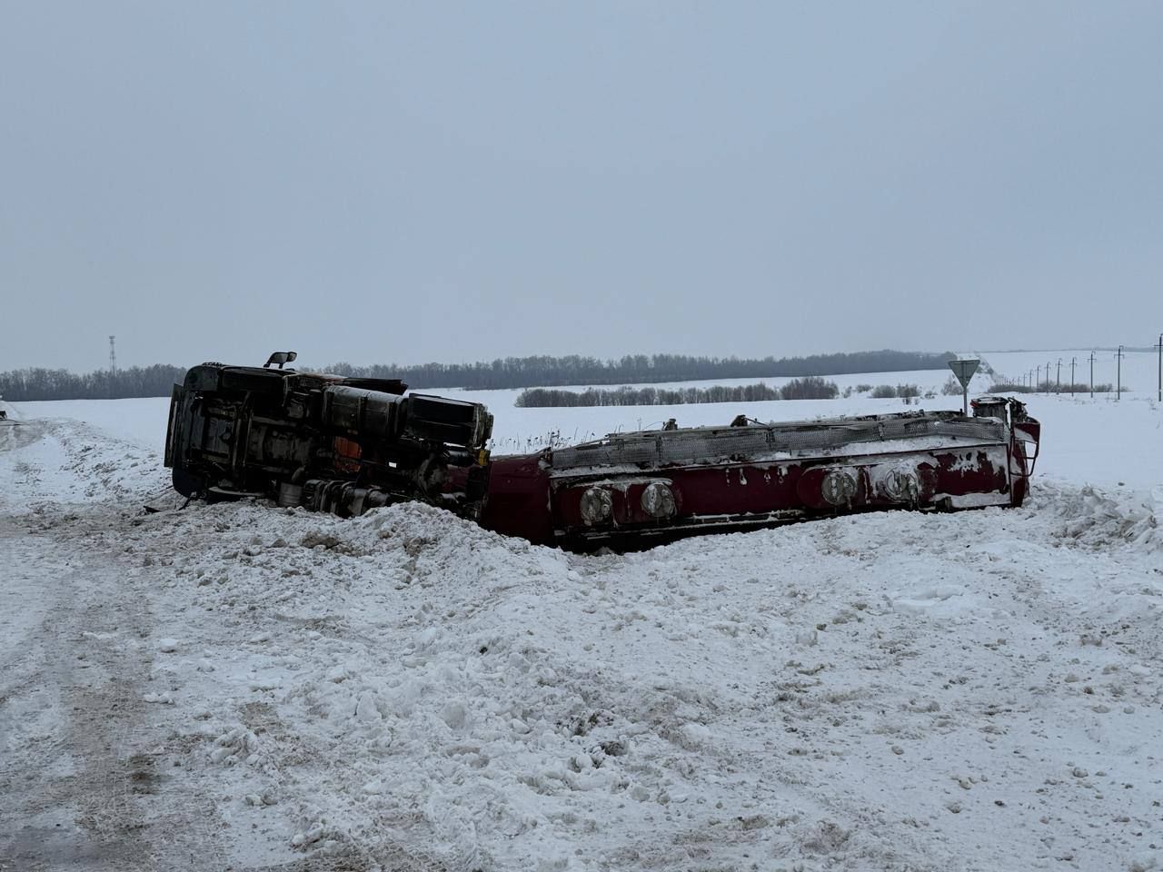 Фура с легковоспламеняющейся жидкостью перевернулась в Бугульминском районе