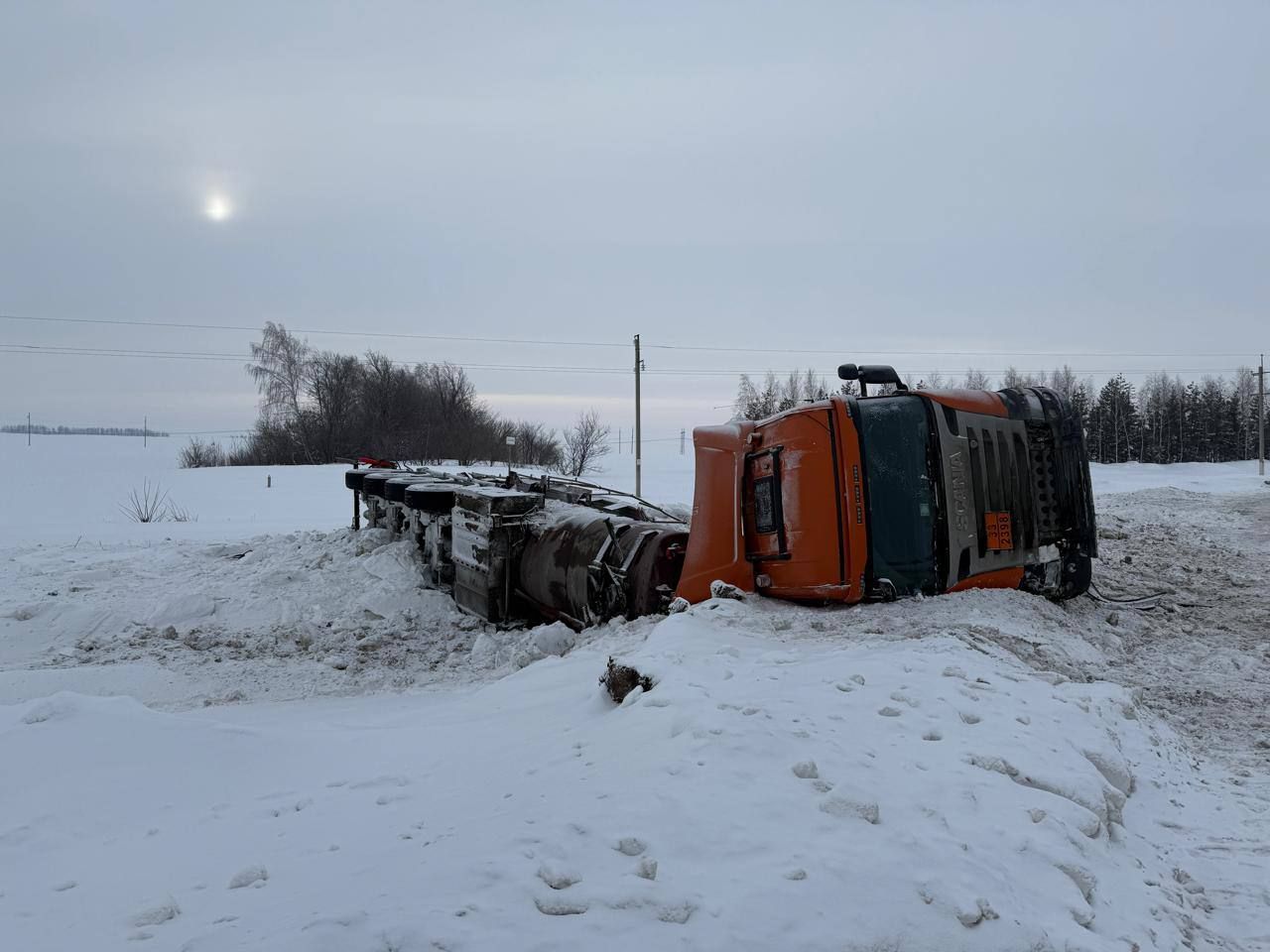 Фура с легковоспламеняющейся жидкостью перевернулась в Бугульминском районе