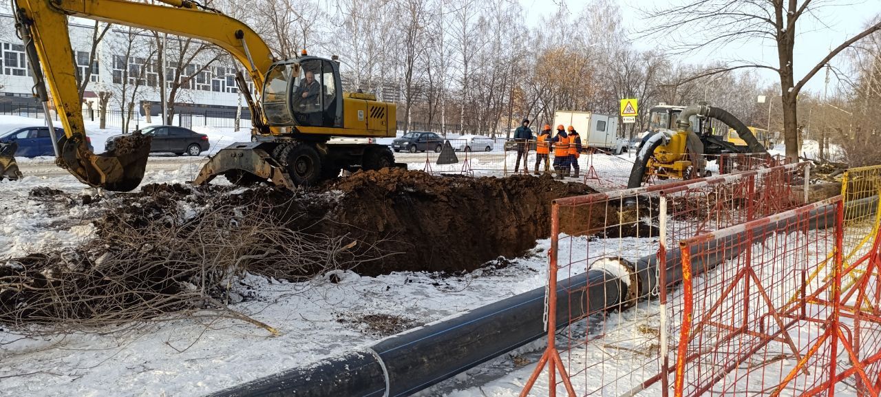 В Челнах меняют трубы: жители дома 27/10 жалуются на запах канализации