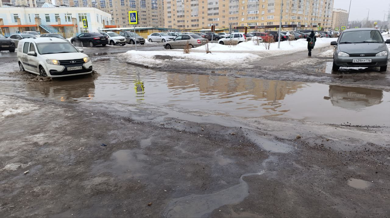 Весенние лужи в Челнах: затопленные дворы и пешеходные переходы