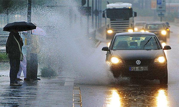 Челнинцы жалуются на водителей, обливающих пешеходов грязью