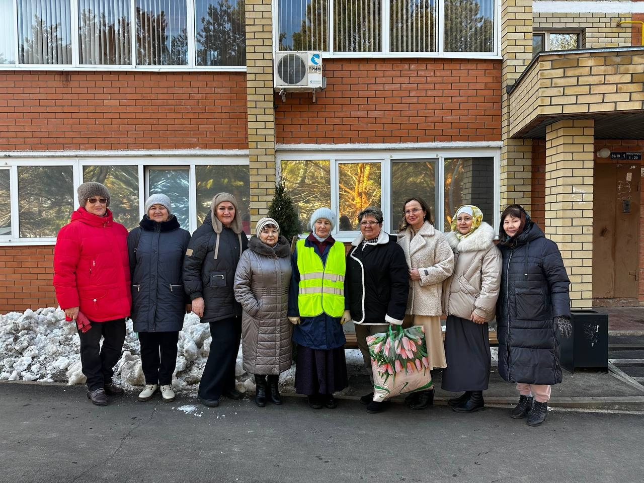 Жители Челнов благодарят дворника за чистоту и уют в микрорайоне