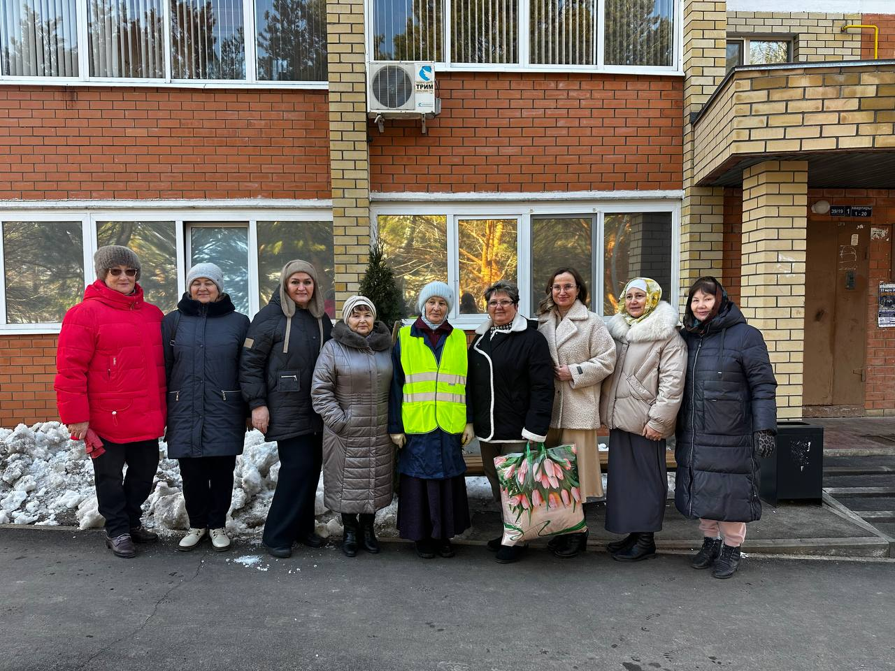 Жители Челнов благодарят дворника за чистоту и уют в микрорайоне