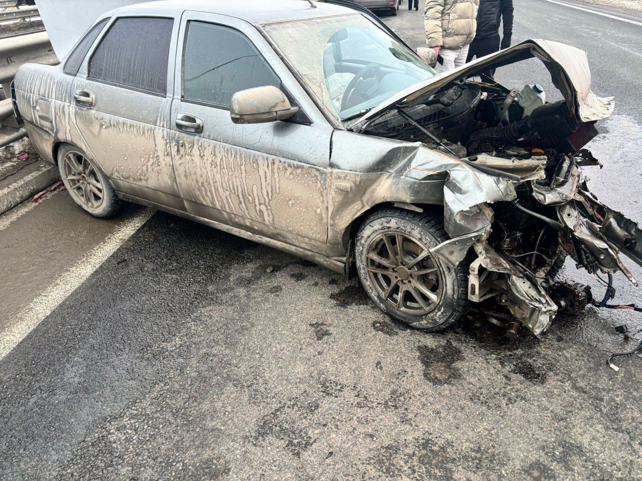 Водитель «Приоры» врезался в отбойник под Нижнекамском