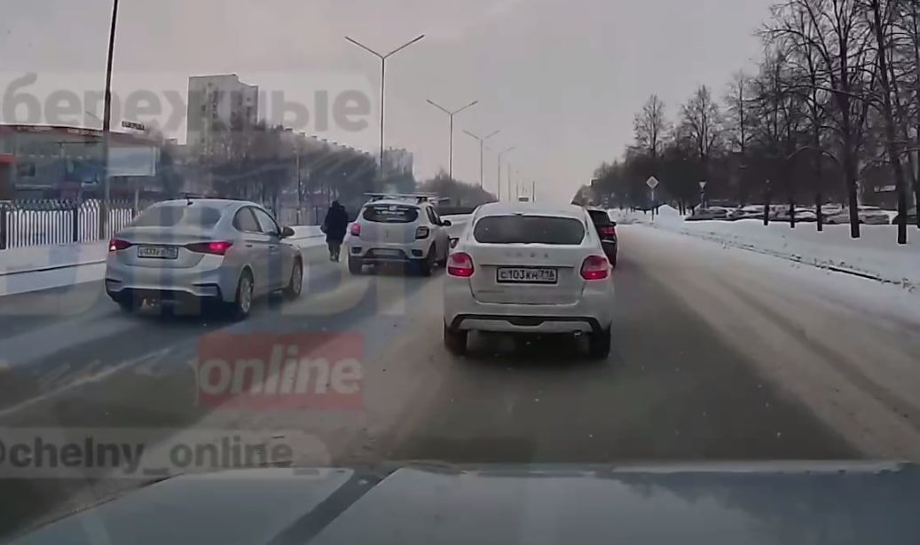 В Челнах бабушка спровоцировала ДТП, перебегая оживленный проспект