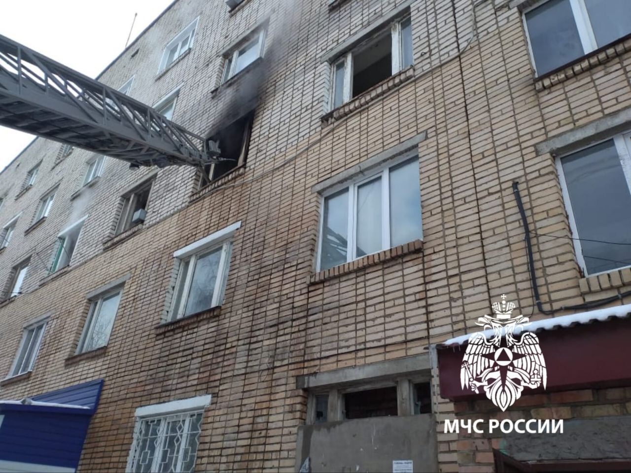 В Заинске из горящей пятиэтажки спасли восемь человек