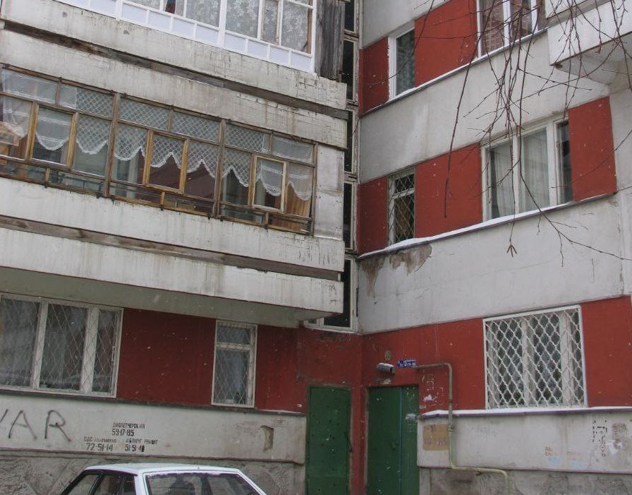 В Челнах мужчина выжил после падения с третьего этажа