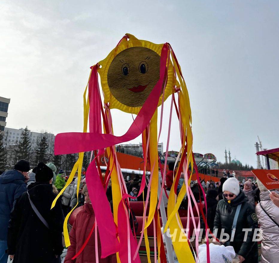 В Набережных Челнах отметили Масленицу: песни, блины и сожжение чучела