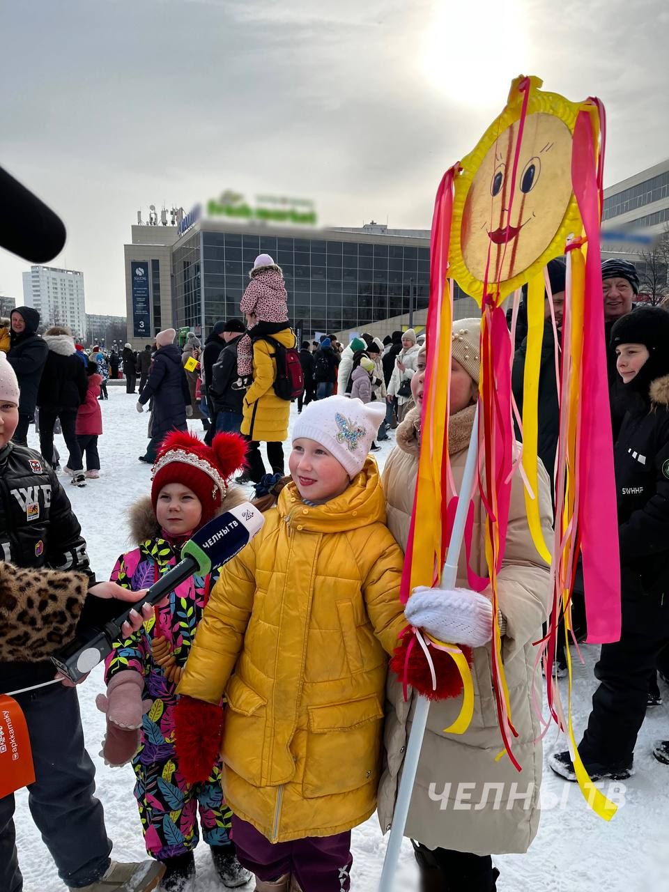В Набережных Челнах отметили Масленицу: песни, блины и сожжение чучела