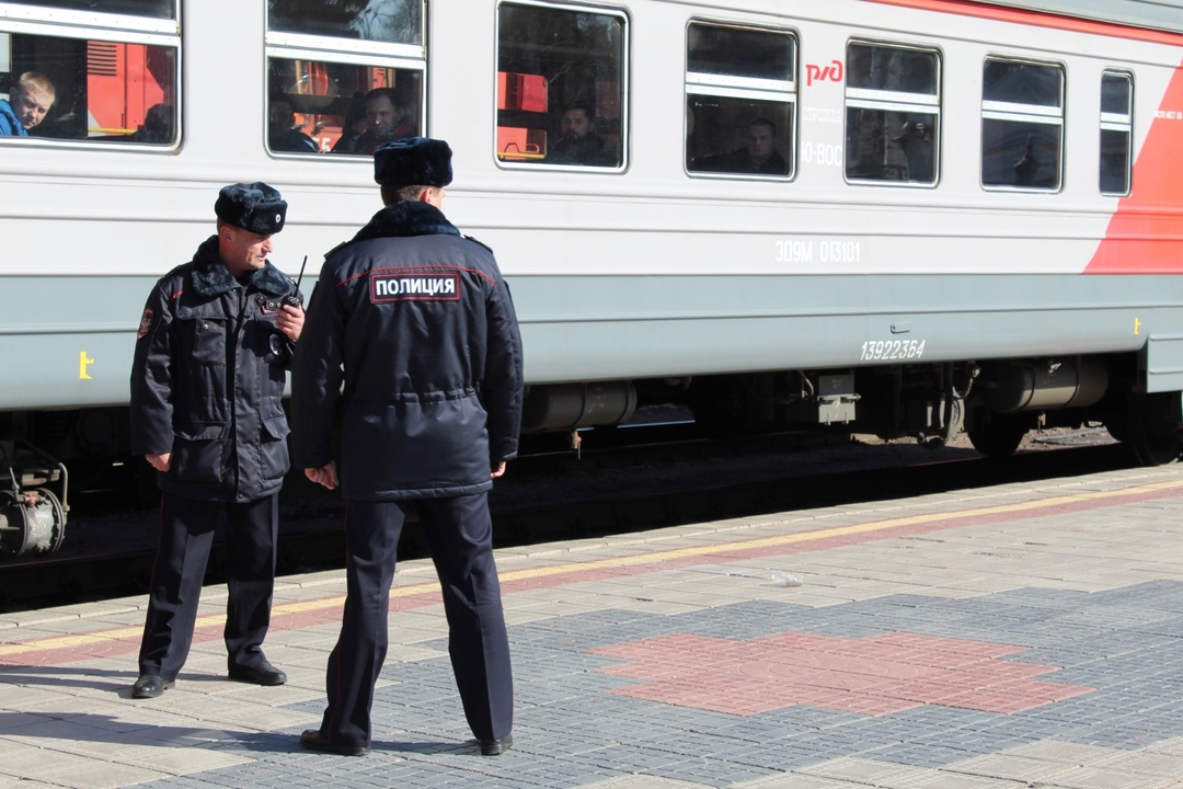 Пятеро пьяных подростков изнасиловали девушку в электричке и квартире