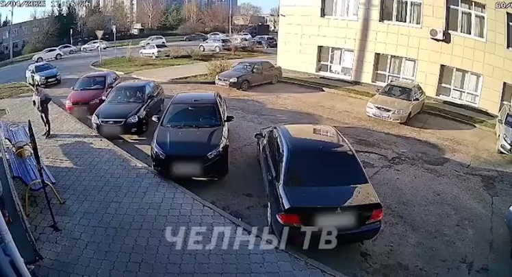 Бутылка с верхнего этажа пробила крышу авто в Челнах — чудом без жертв