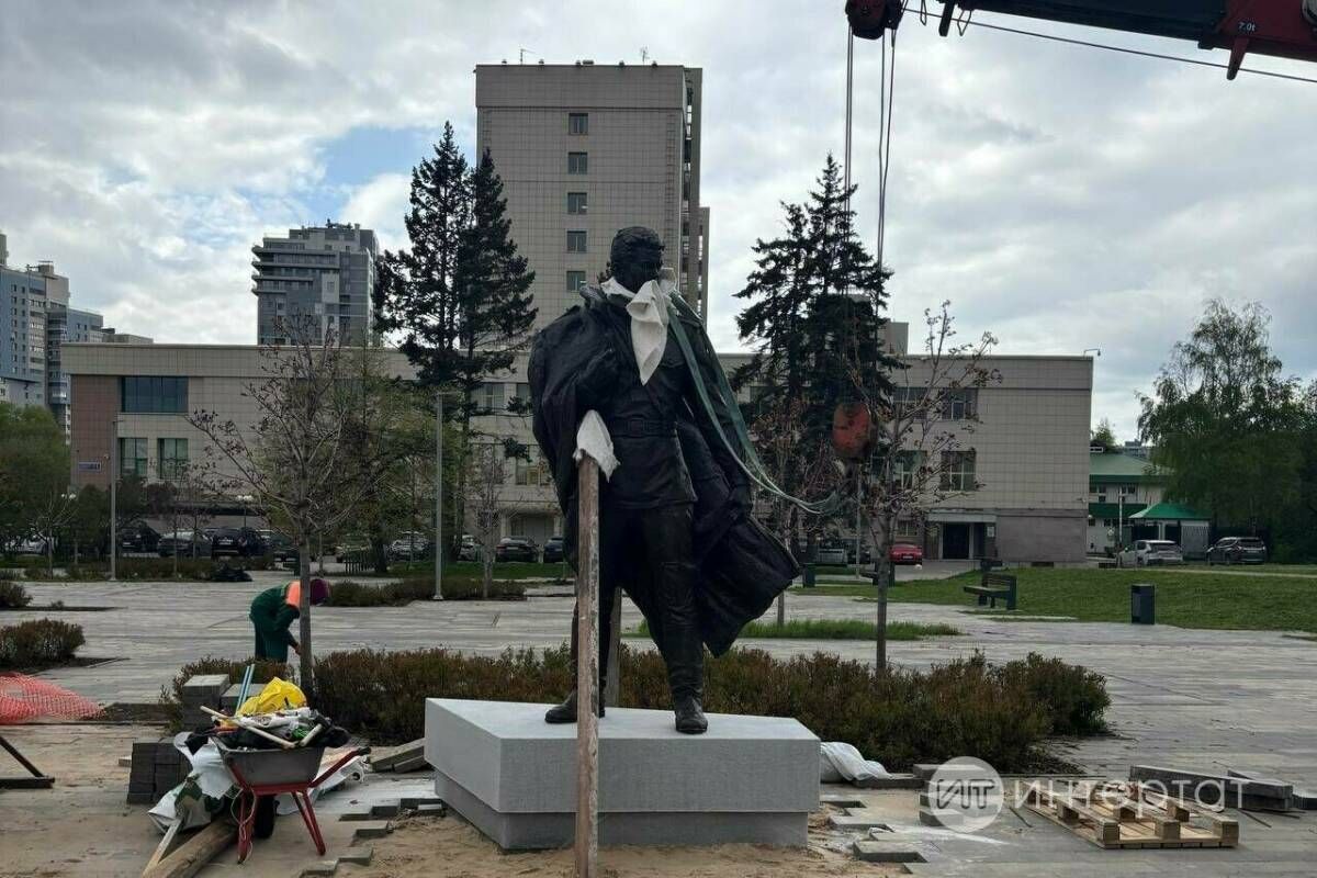 В Казани начали установку памятника поэту-фронтовику Фатиху Кариму