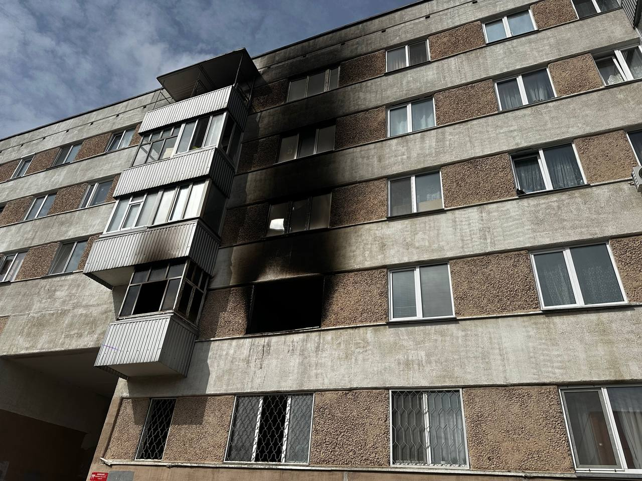 Пожар в Челнах: двое выпрыгнули из окна, девушка в реанимации