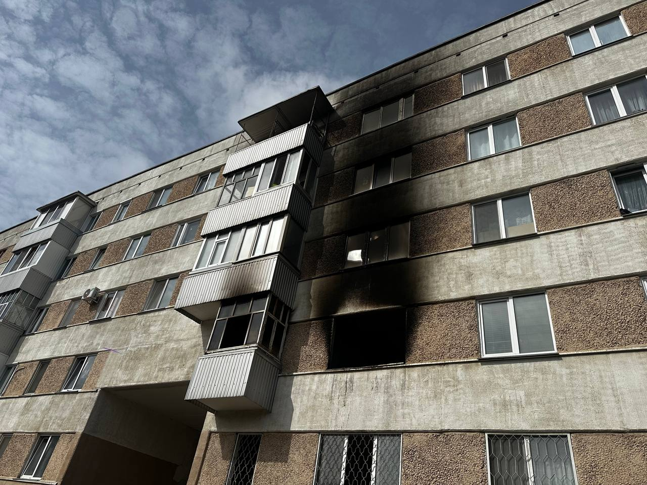 Пожар в Челнах: двое выпрыгнули из окна, девушка в реанимации