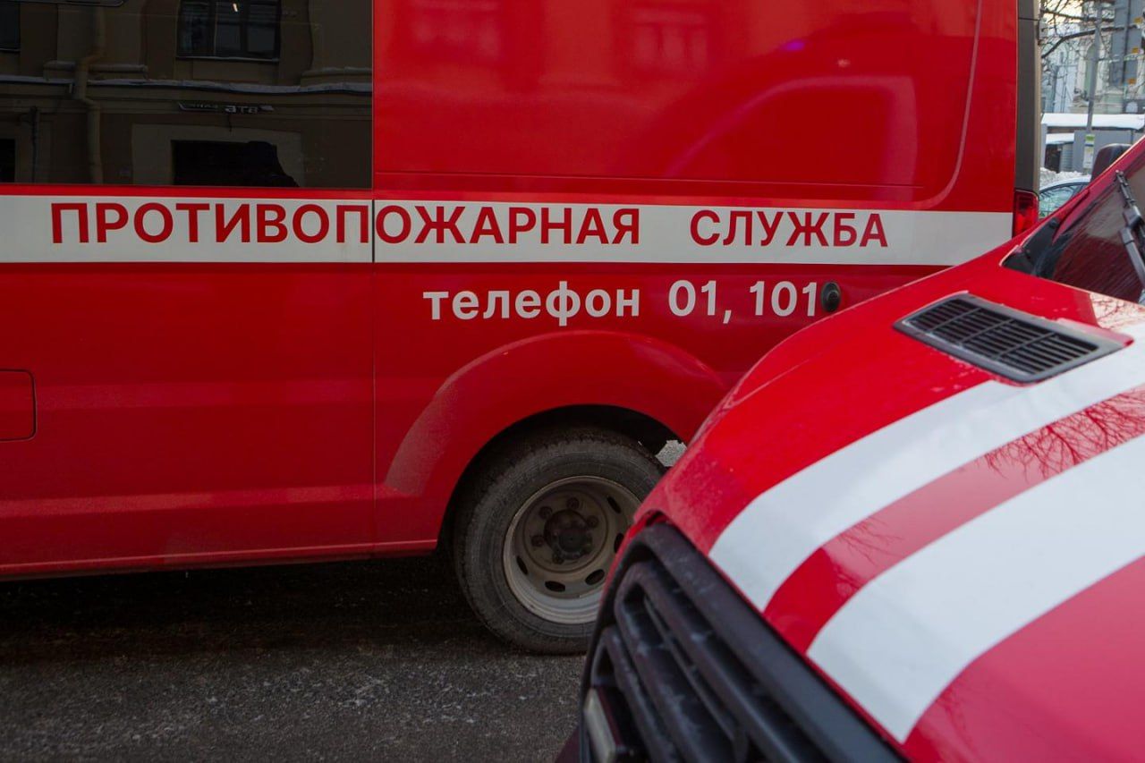 Пожарные спасли 10-летнего мальчика из горящей многоэтажки в Челнах