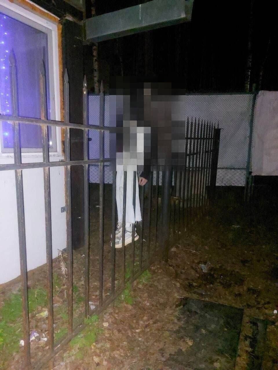 Девушку из Перми нашли повешенной на заборе после встречи с мигрантами