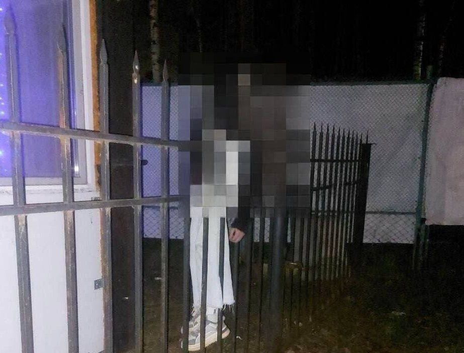 Девушку из Перми нашли повешенной на заборе после встречи с мигрантами